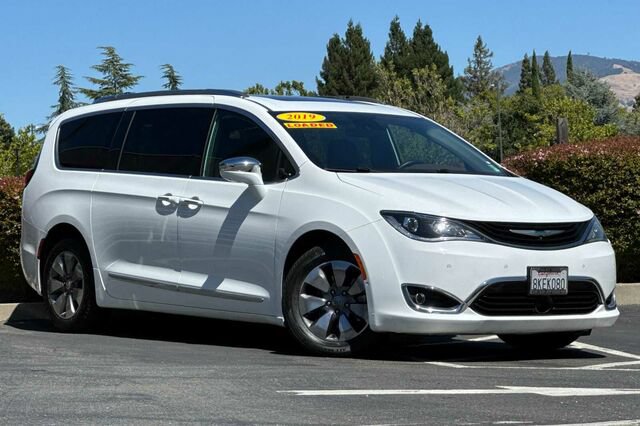 Used 2019 Chrysler Pacifica Limited w/ Advanced Safetytec Group FWD image 2