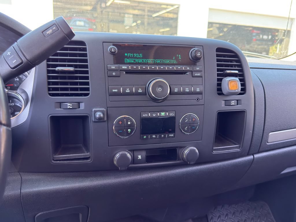 Used 2009 Chevrolet Silverado 1500 LT w/ Regional Value Package RWD image 12