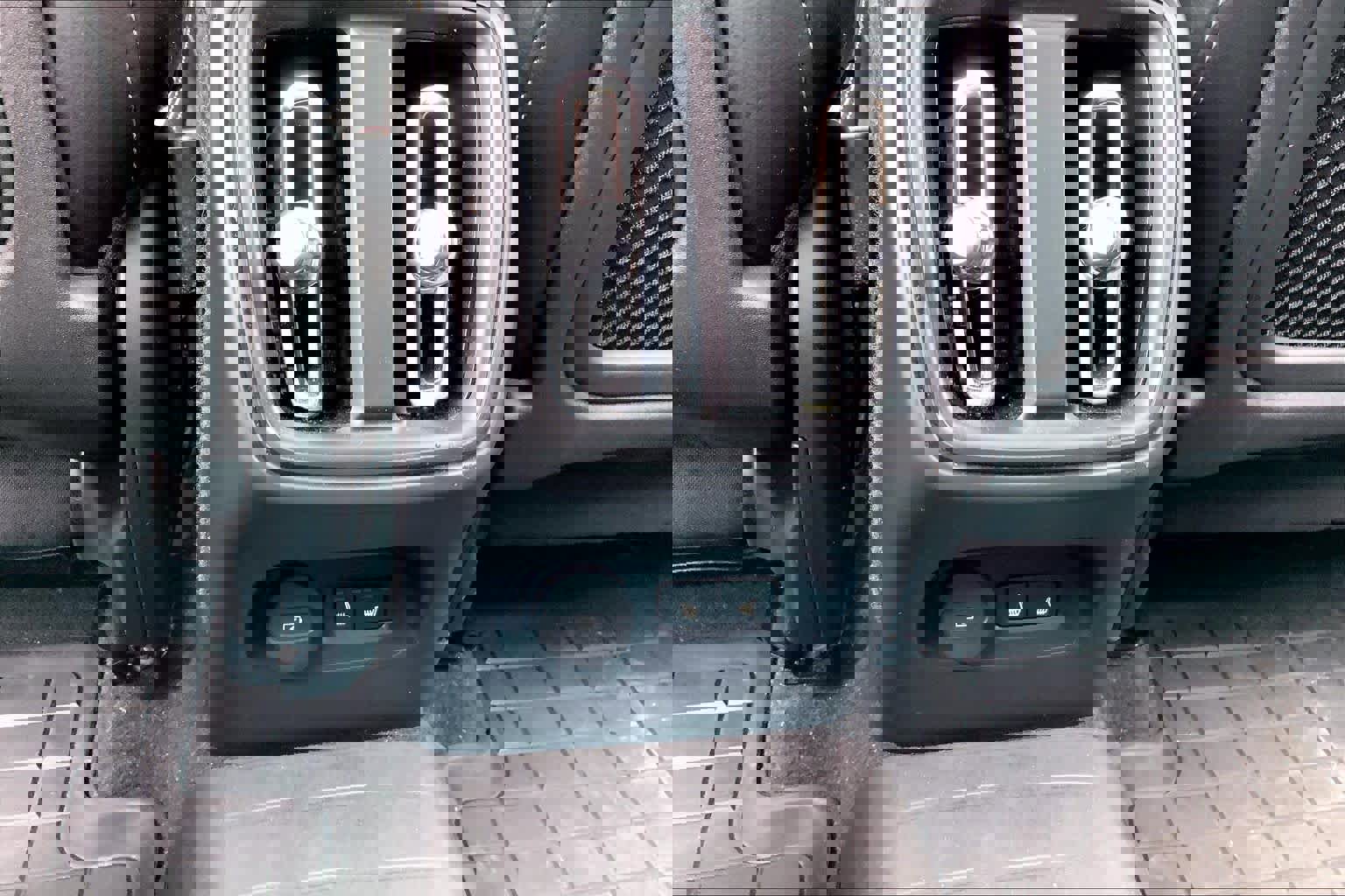 Used 2023 Volvo XC40 B5 Plus w/ Driver Assist Package AWD/4WD image 35