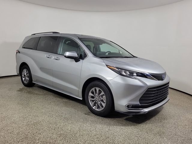 Used 2024 Toyota Sienna XLE FWD image 4
