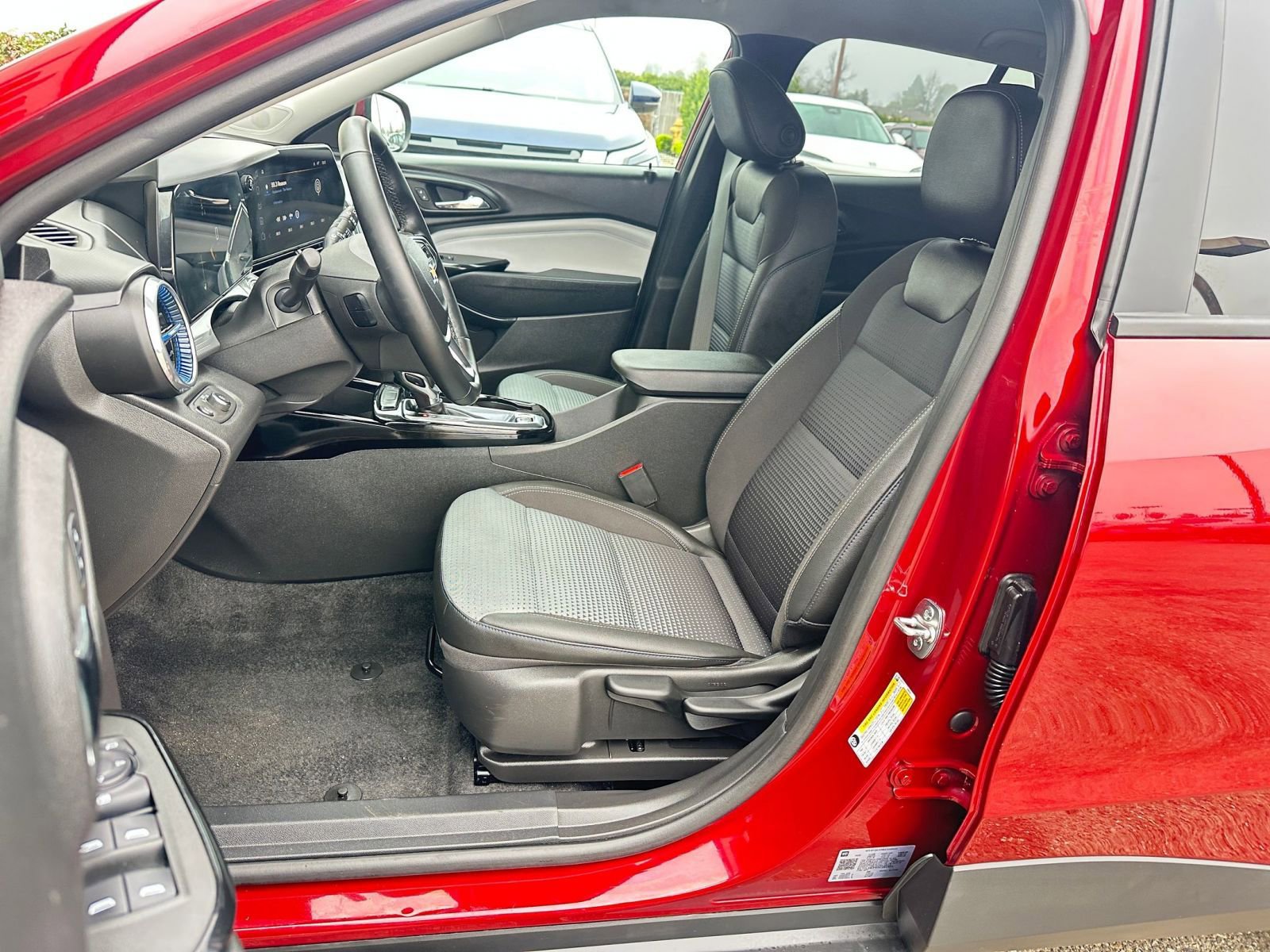 Used 2025 Chevrolet Trax LT w/ LT Convenience Package image 36