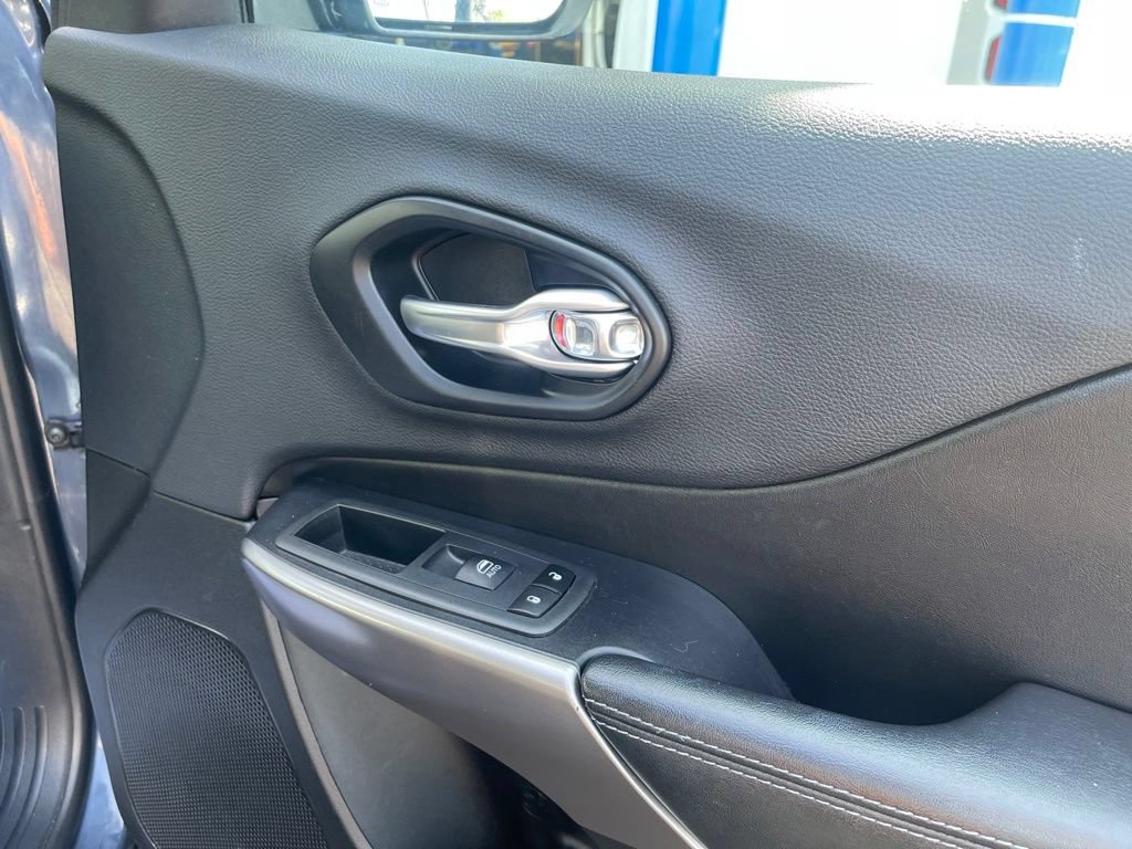 Used 2019 Jeep Cherokee Latitude Plus w/ Cold Weather Group AWD/4WD image 20