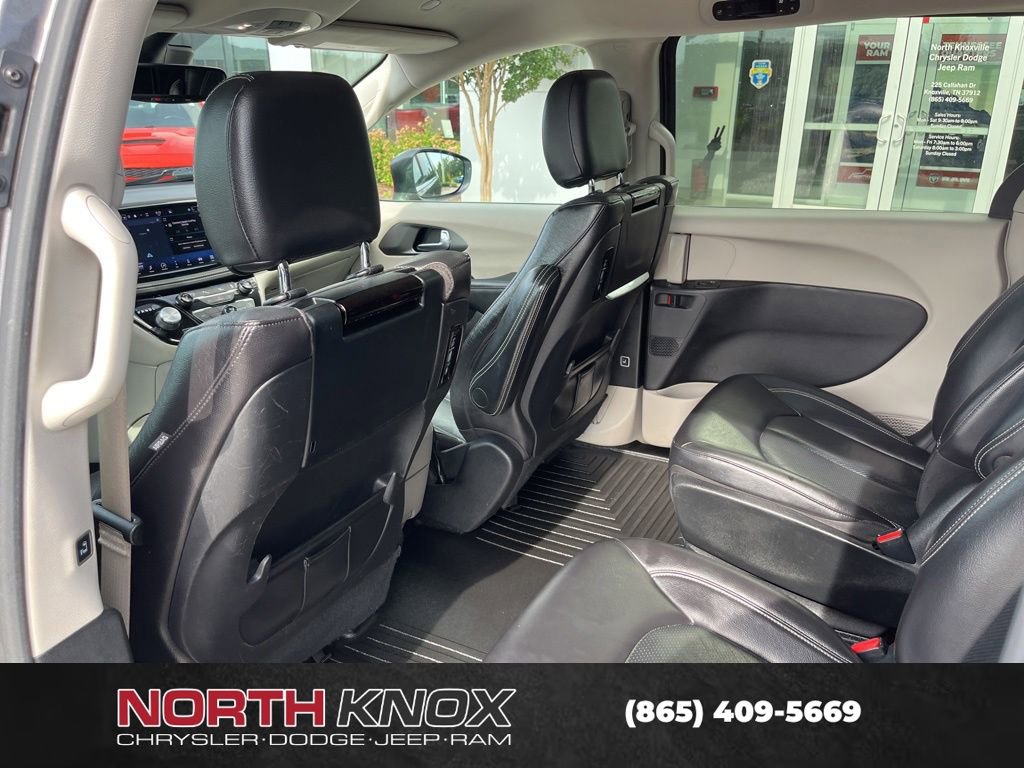 Used 2022 Chrysler Pacifica Touring-L w/ Uconnect Theater Family Group FWD image 16