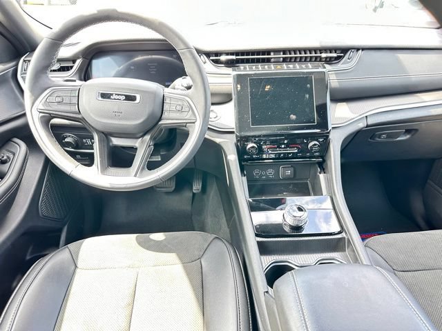 Used 2024 Jeep Grand Cherokee Altitude AWD/4WD image 10