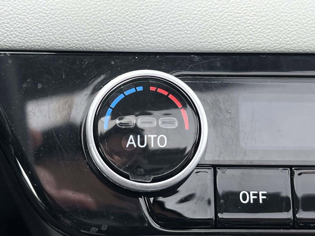 Certified 2025 Hyundai Elantra Limited image 34