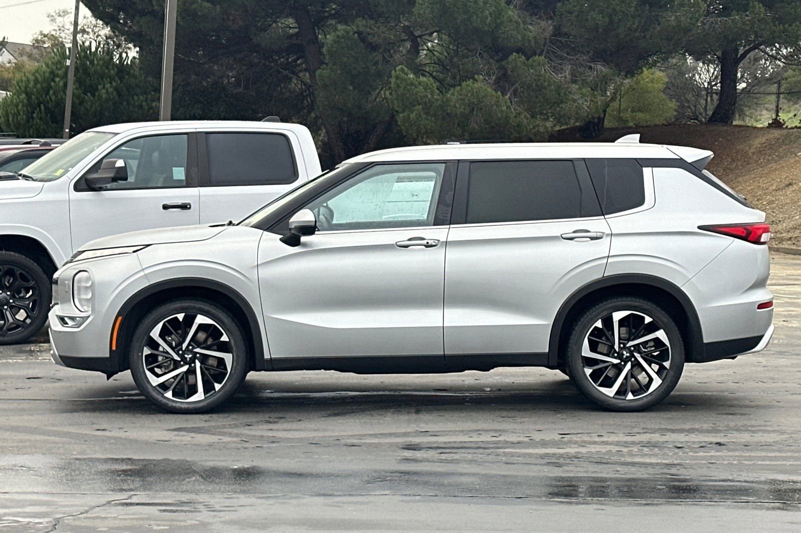 Used 2024 Mitsubishi Outlander SE image 8