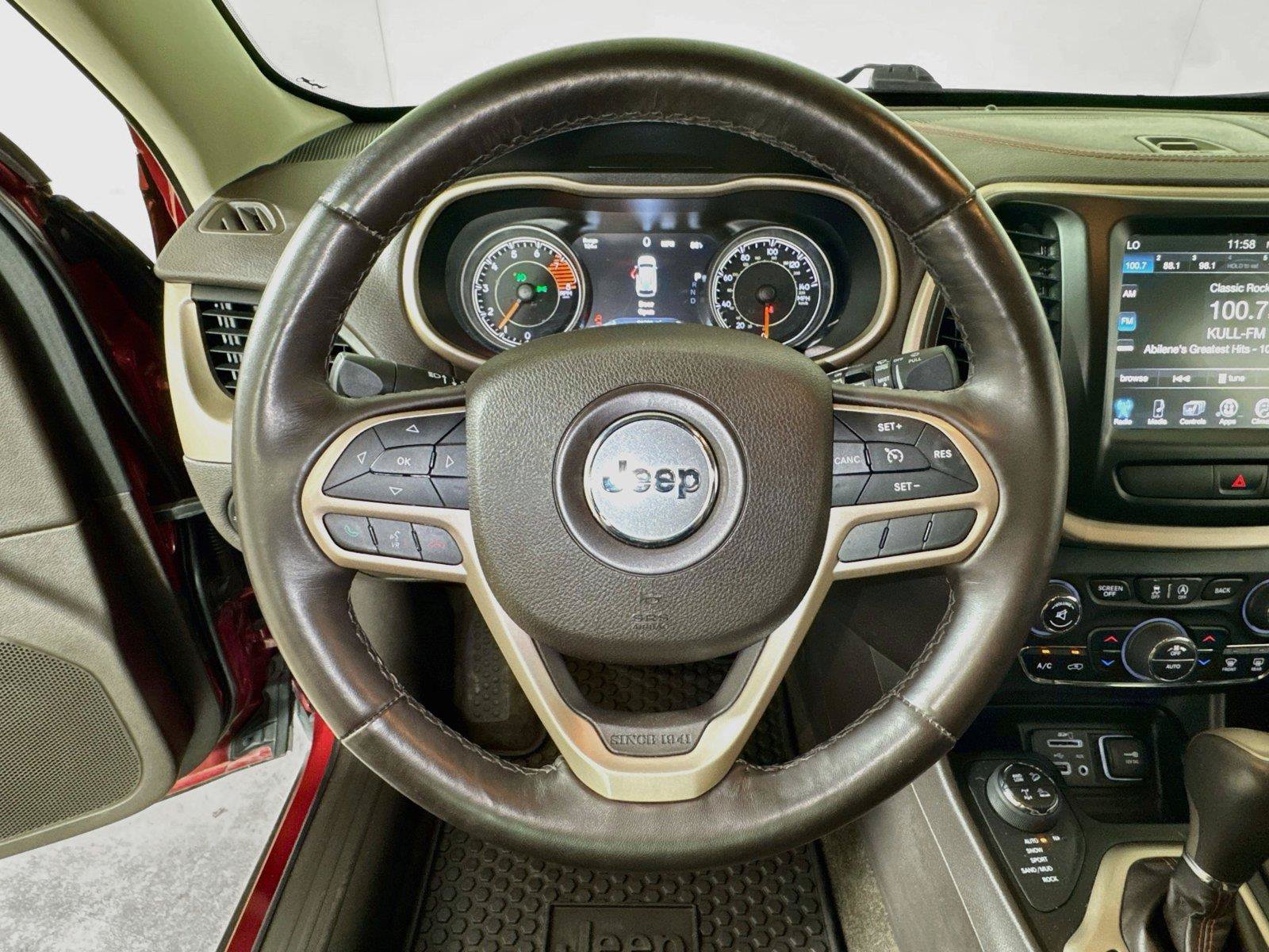 Used 2017 Jeep Cherokee Trailhawk AWD/4WD image 9