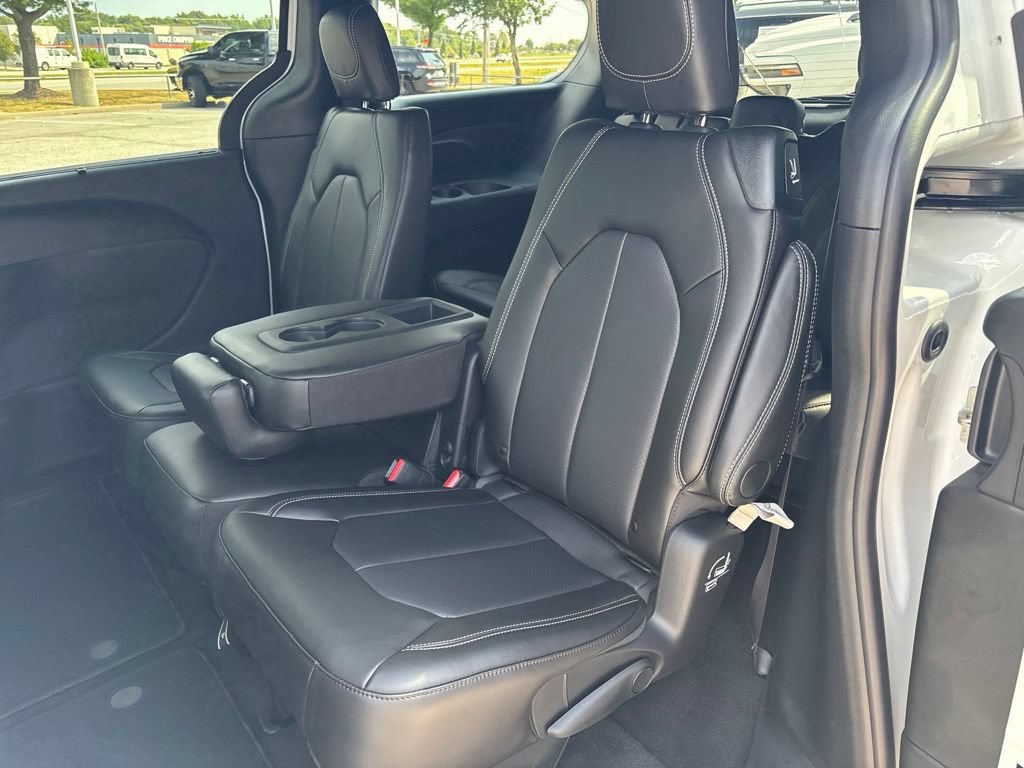 New 2027 Chrysler Pacifica Select FWD image 4