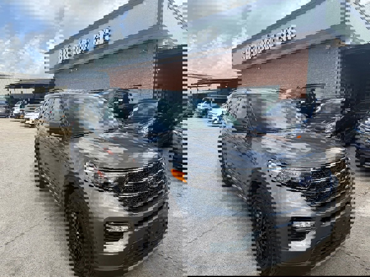 Used 2024 Ford Explorer XLT w/ Equipment Group 202A image 2