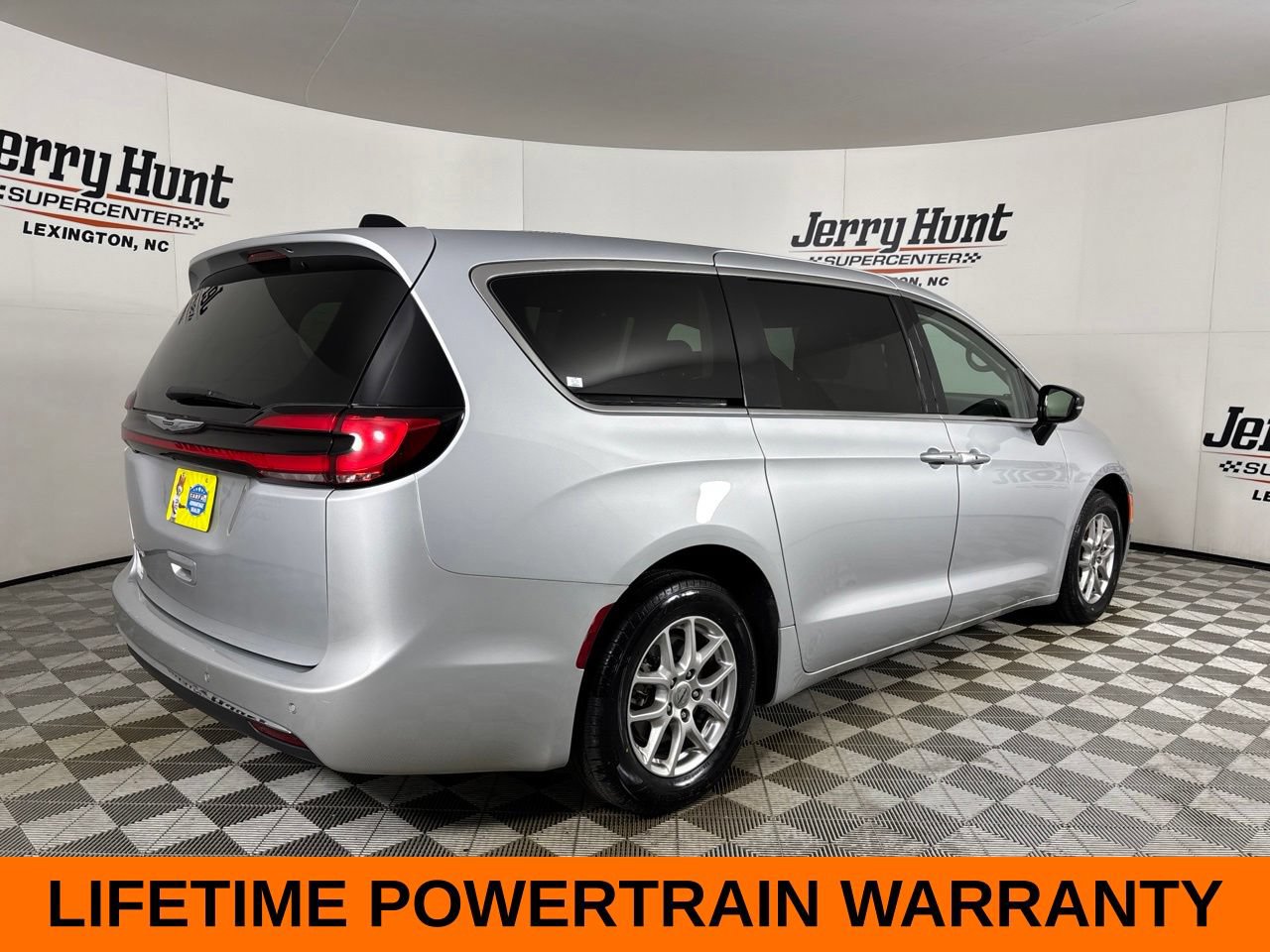 Used 2024 Chrysler Pacifica Touring-L FWD image 6