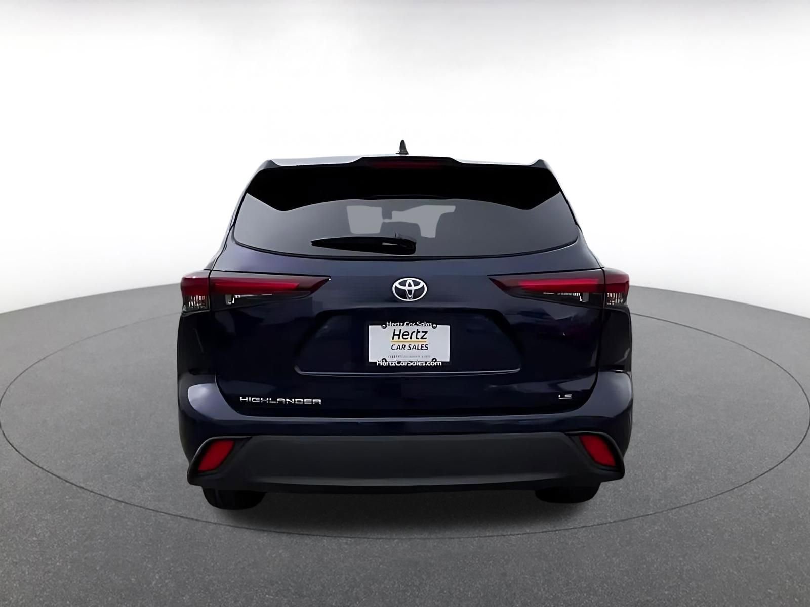 Used 2025 Toyota Highlander LE FWD image 11