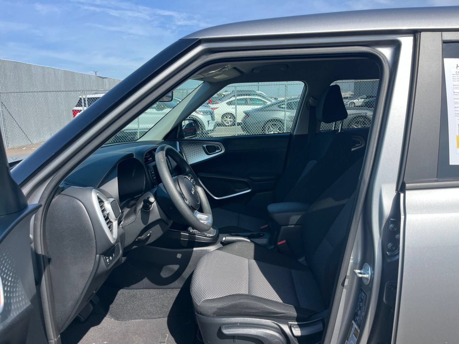 Used 2025 Kia Soul LX w/ LX Technology Package FWD image 24