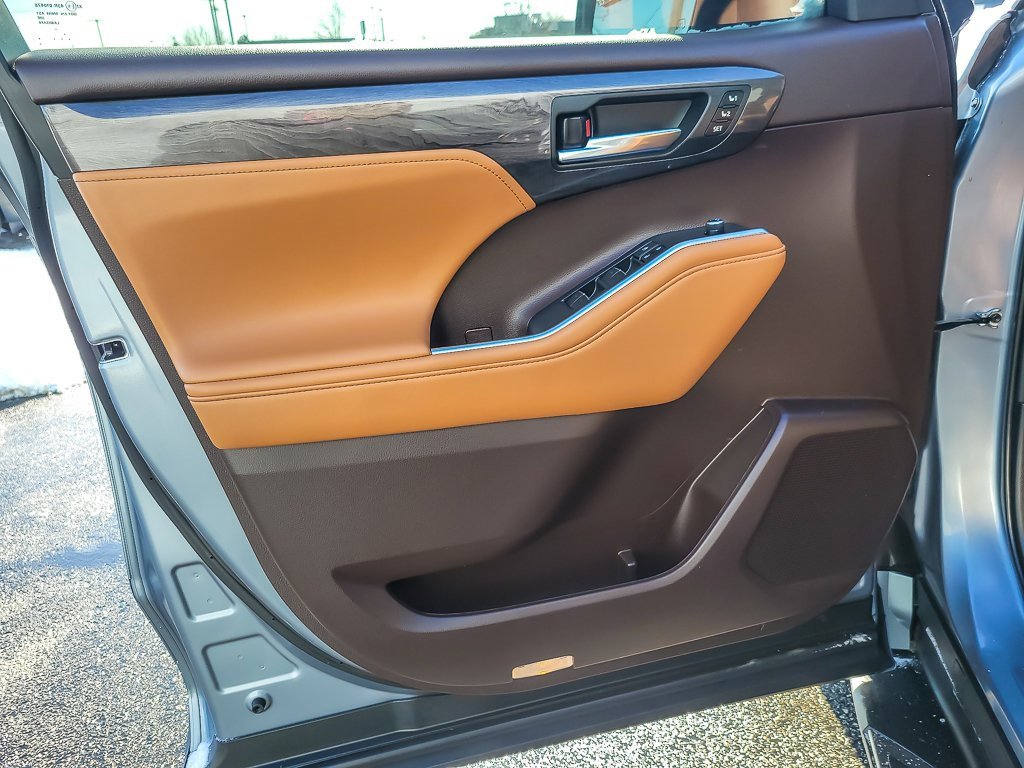 Used 2022 Toyota Highlander Platinum image 17