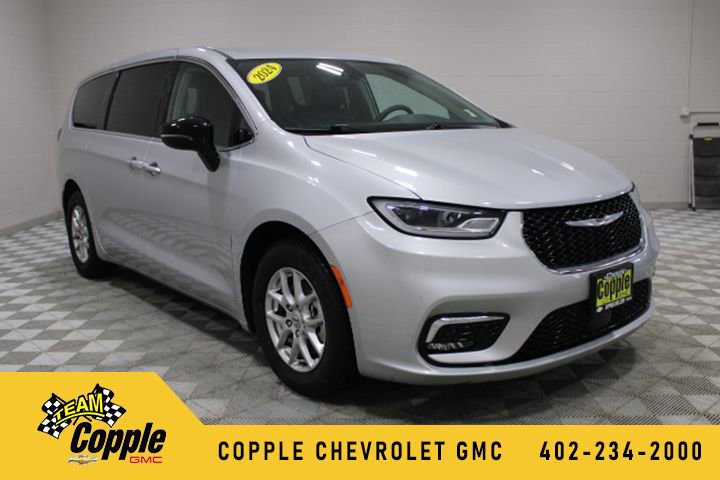 Used 2024 Chrysler Pacifica Touring-L image 1