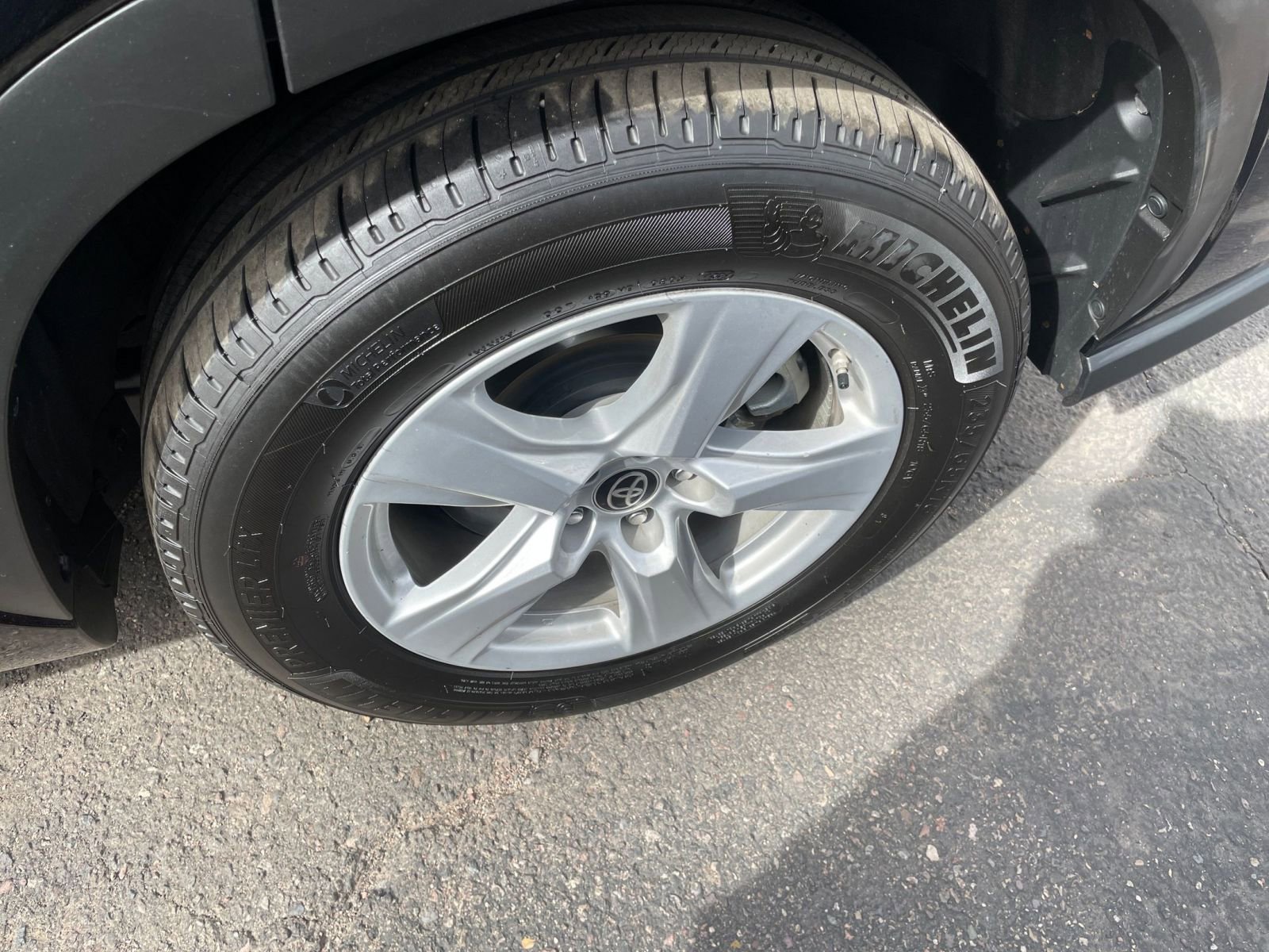 Used 2025 Toyota Highlander LE image 32