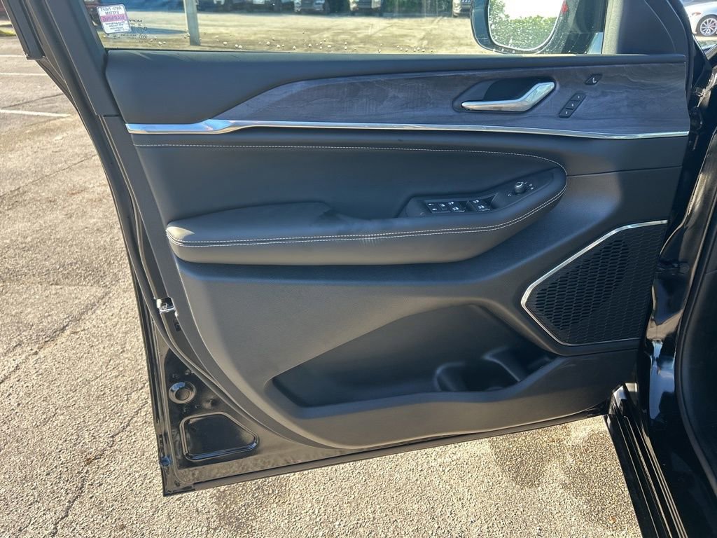 New 2025 Jeep Grand Cherokee Overland image 35