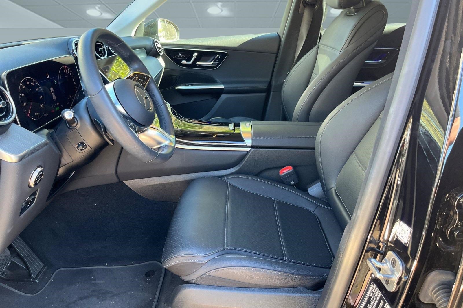 Used 2025 Mercedes-Benz GLC 350e 4MATIC image 3