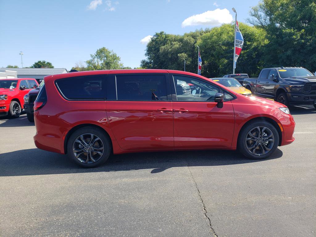 New 2026 Chrysler Pacifica Select image 9