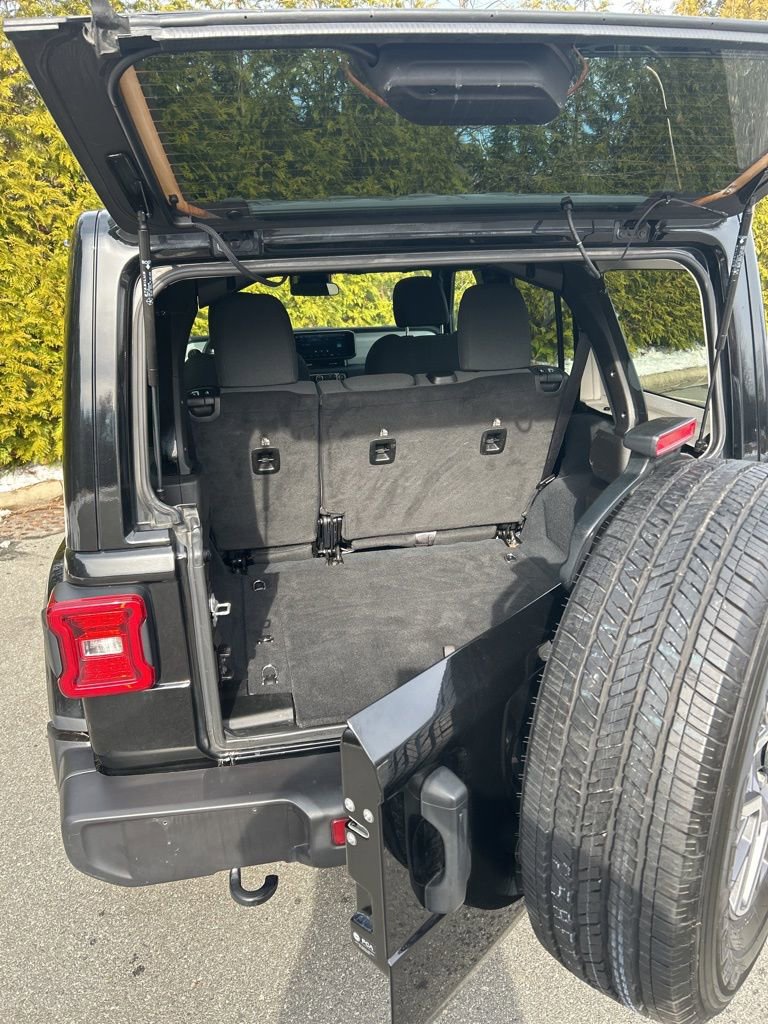 Used 2024 Jeep Wrangler Sahara image 8