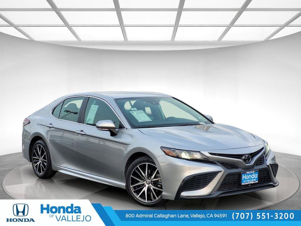 Used 2023 Toyota Camry SE image 1