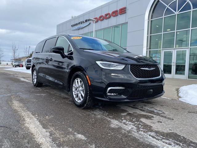 Used 2024 Chrysler Pacifica Touring-L FWD image 3
