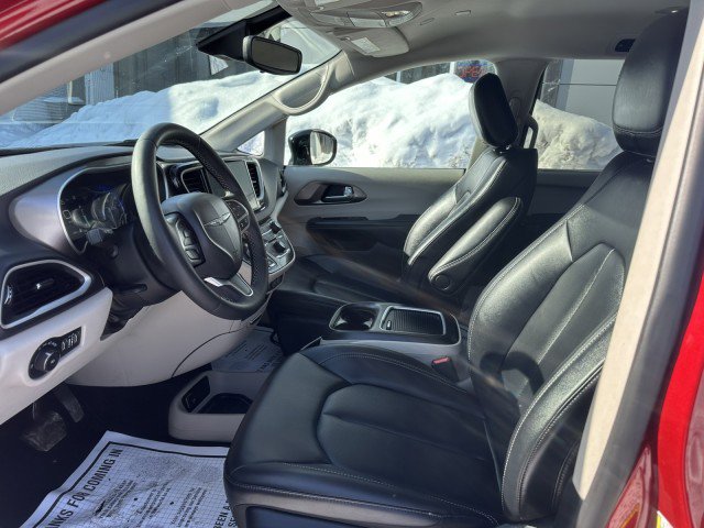 Used 2024 Chrysler Pacifica Touring-L image 2