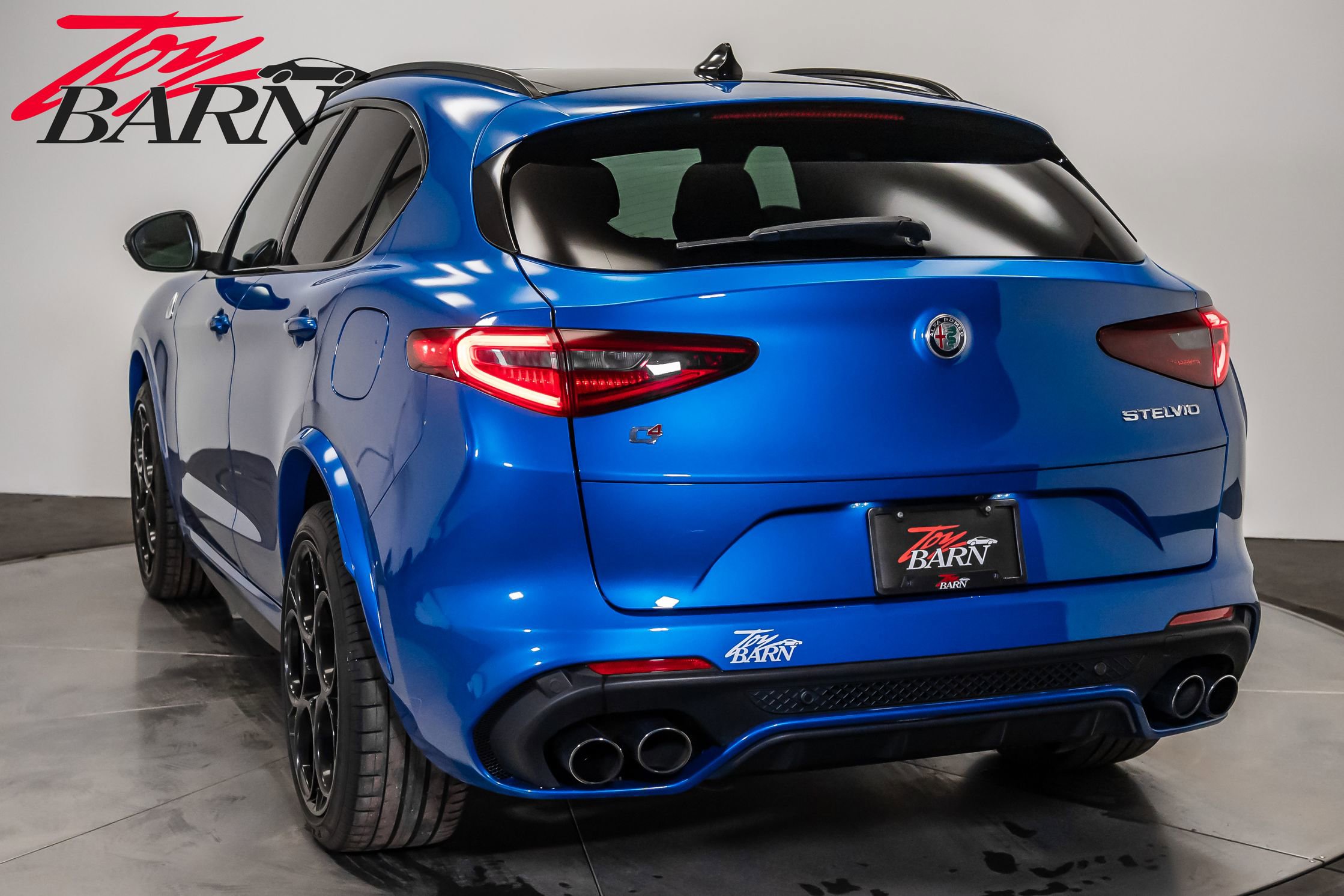 Used 2022 Alfa Romeo Stelvio Quadrifoglio image 11