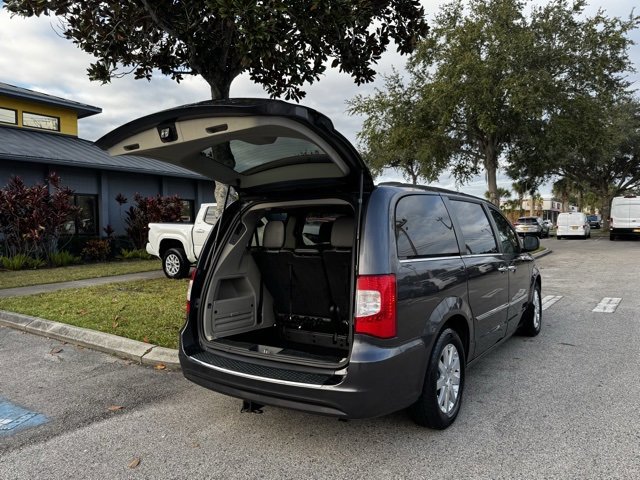 Used 2015 Chrysler Town & Country Touring w/ Driver Convenience Group image 16