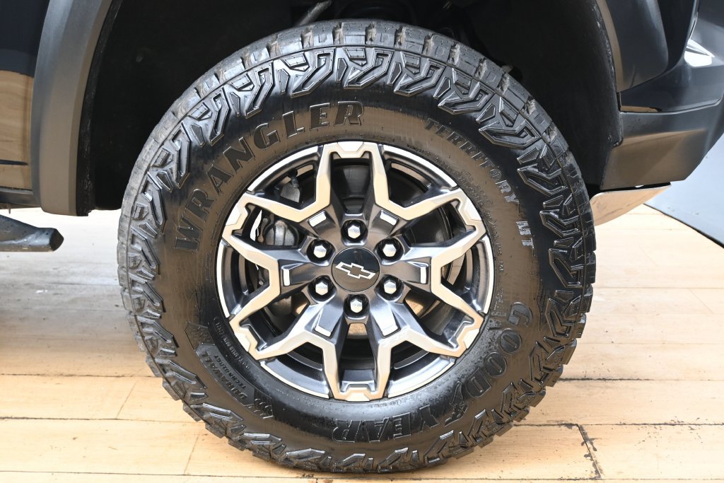 Used 2024 Chevrolet Colorado ZR2 w/ Technology Package AWD/4WD image 16