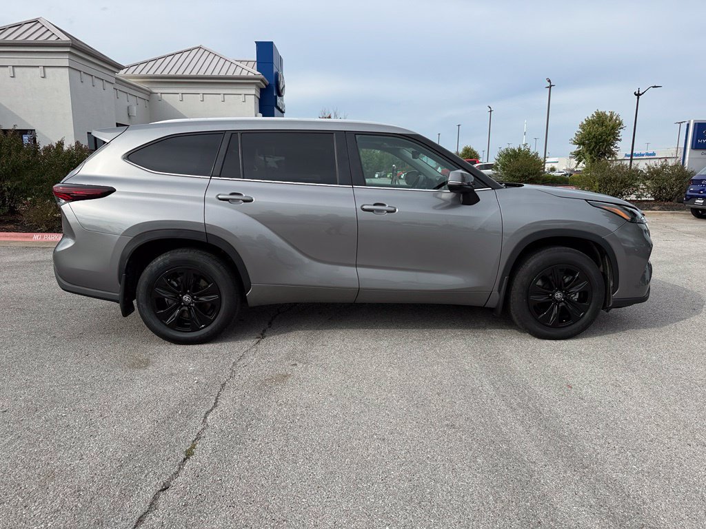Used 2025 Toyota Highlander XLE AWD/4WD image 8