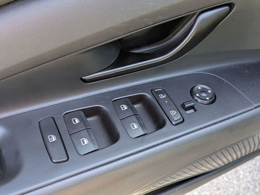 Certified 2025 Hyundai Elantra Sport image 12