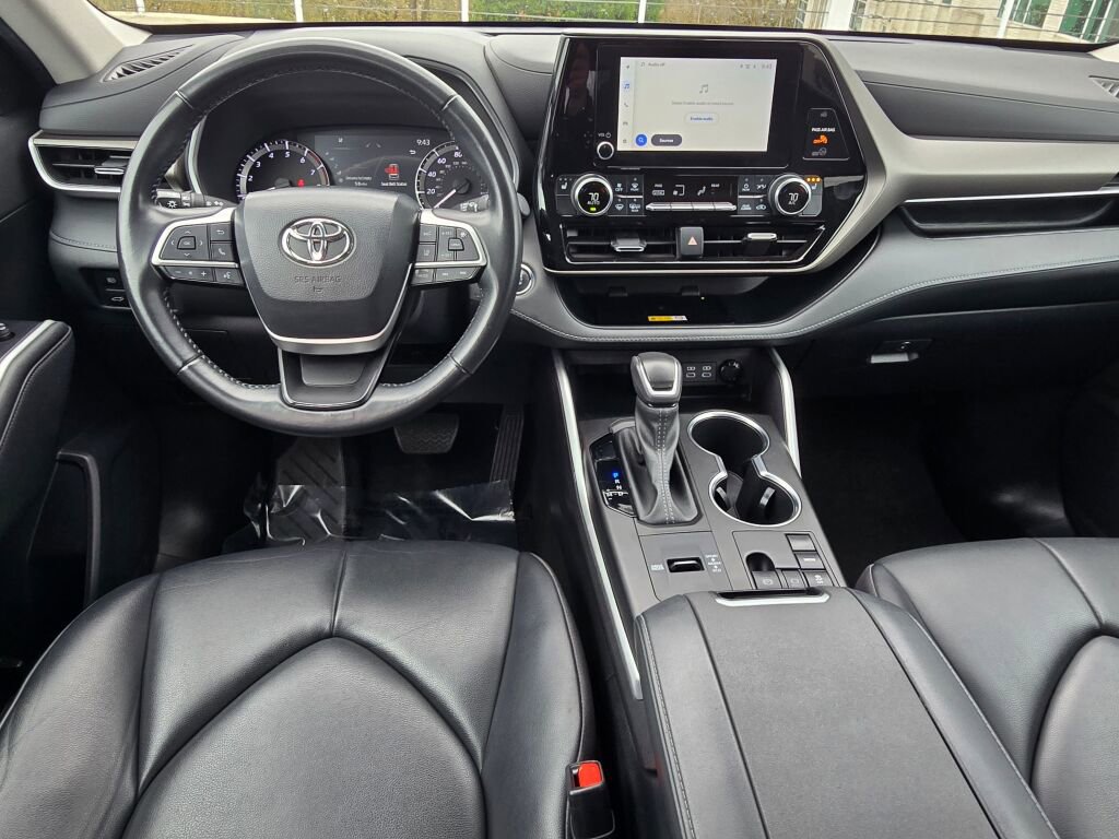 Used 2023 Toyota Highlander XLE FWD image 20