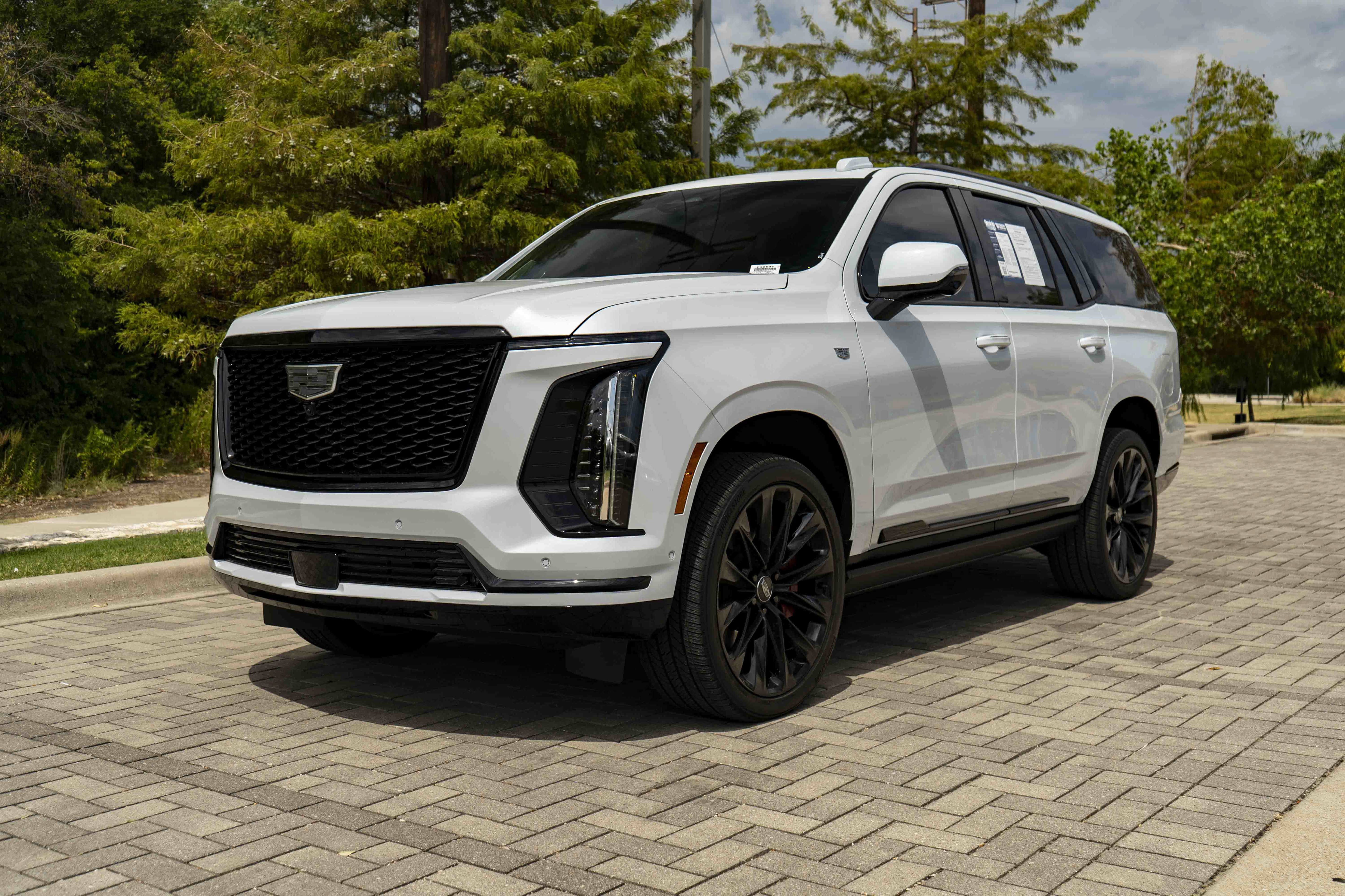 Used 2026 Cadillac Escalade Platinum Sport w/ LPO, ONYX Package AWD/4WD image 4