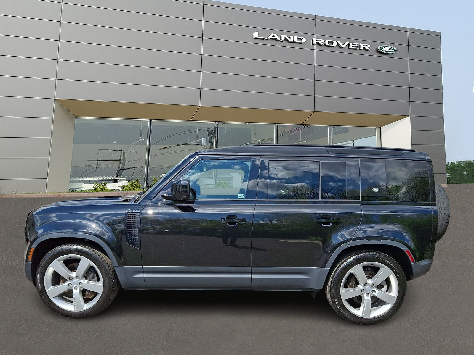 Used 2023 Land Rover Defender 110 SE AWD/4WD image 6