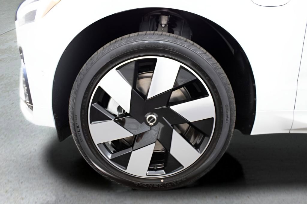 Certified 2025 Volvo XC60 T8 Plus w/ Protection Package Premier image 6