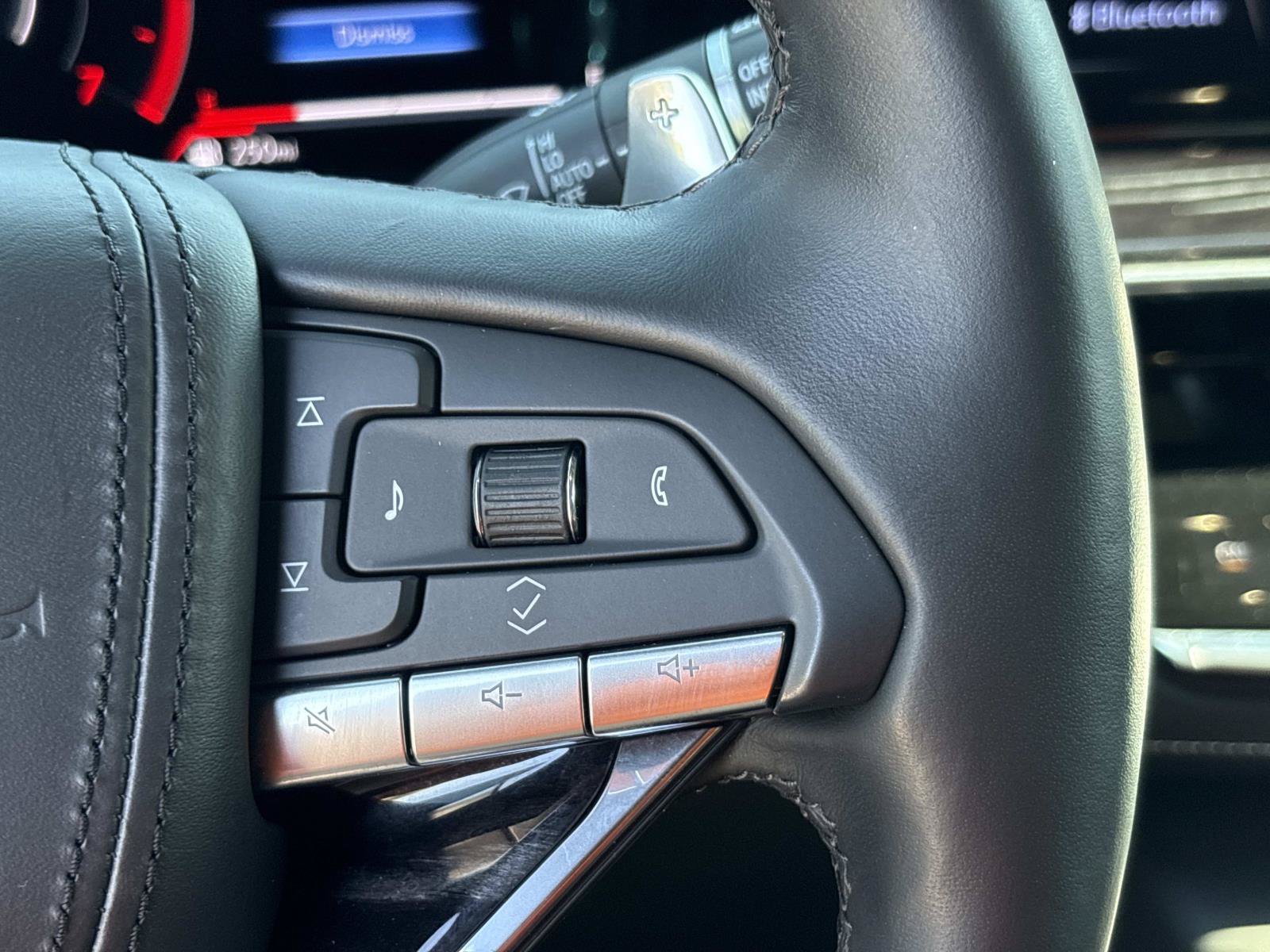 Used 2023 Cadillac Escalade ESV V AWD/4WD image 21