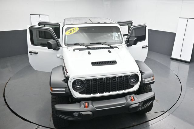 Used 2024 Jeep Gladiator Mojave w/ Technology Group AWD/4WD image 31