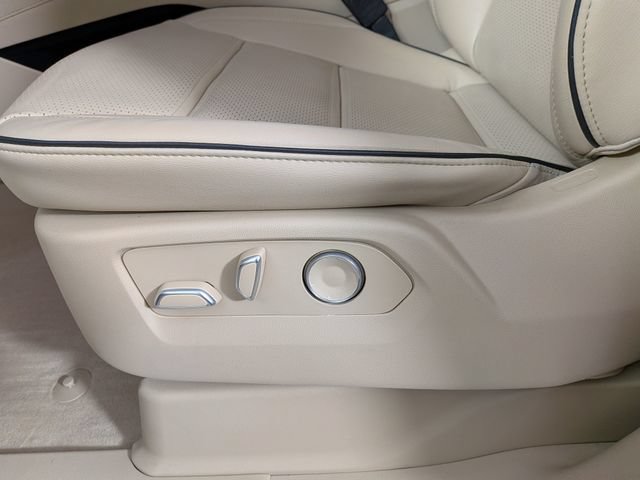 Certified 2024 Cadillac Escalade Premium Luxury AWD/4WD image 18