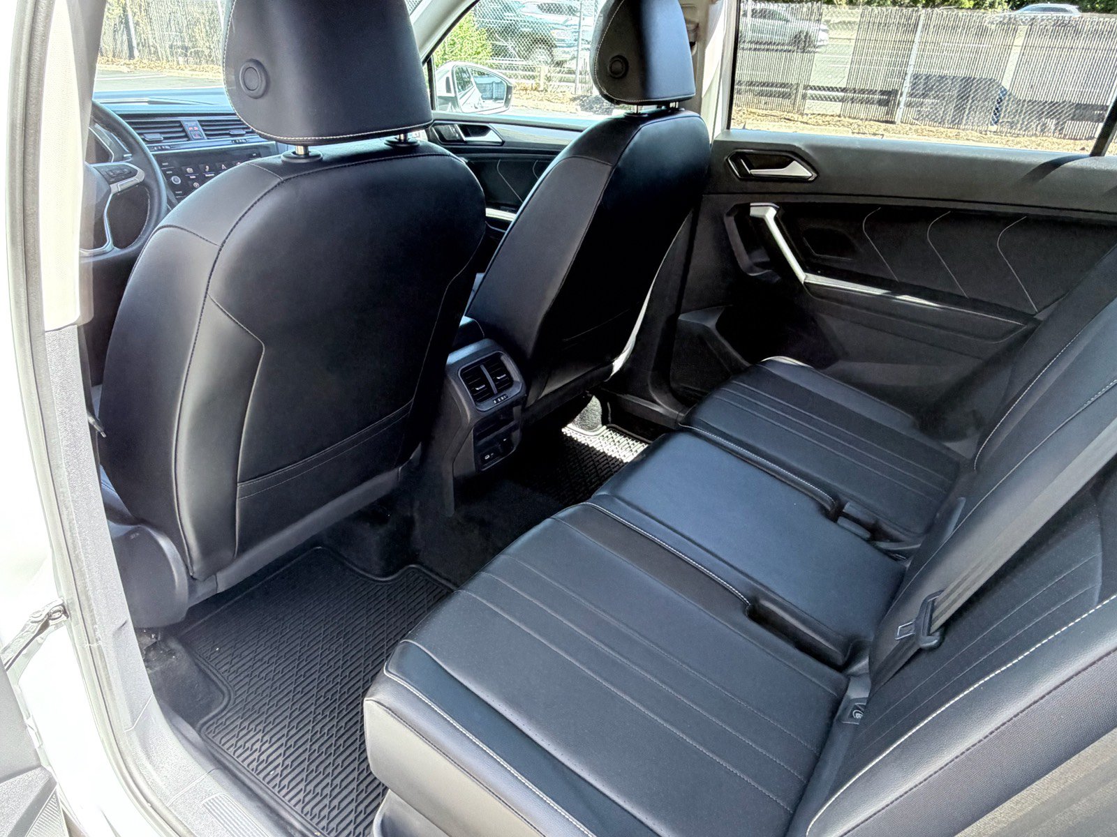 Used 2024 Volkswagen Tiguan SE AWD/4WD image 17