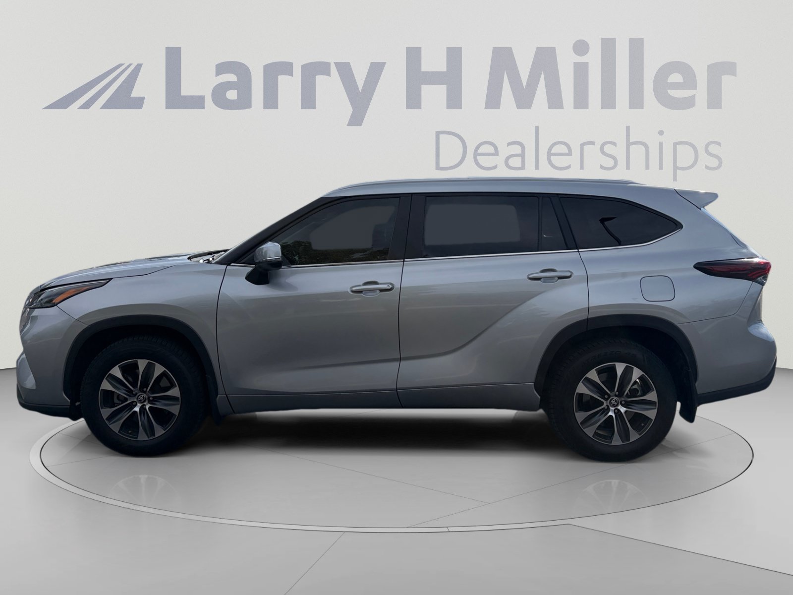 Used 2024 Toyota Highlander XLE AWD/4WD image 2