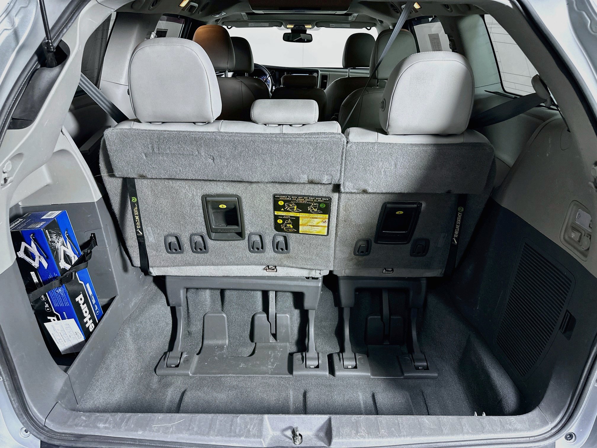 Used 2020 Toyota Sienna XLE Premium FWD image 28