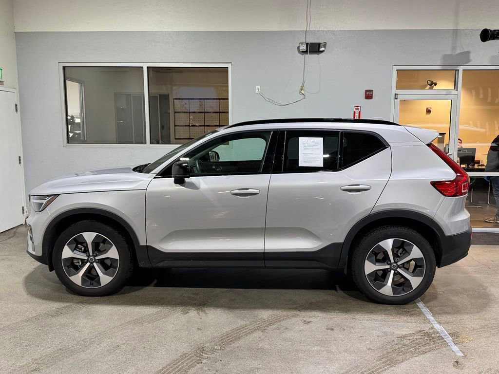 Used 2023 Volvo XC40 B5 Plus image 10