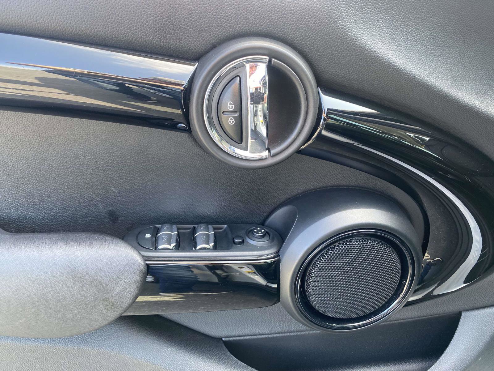 Used 2019 MINI Cooper 4-Door Hardtop w/ Signature Upholstery Package image 16