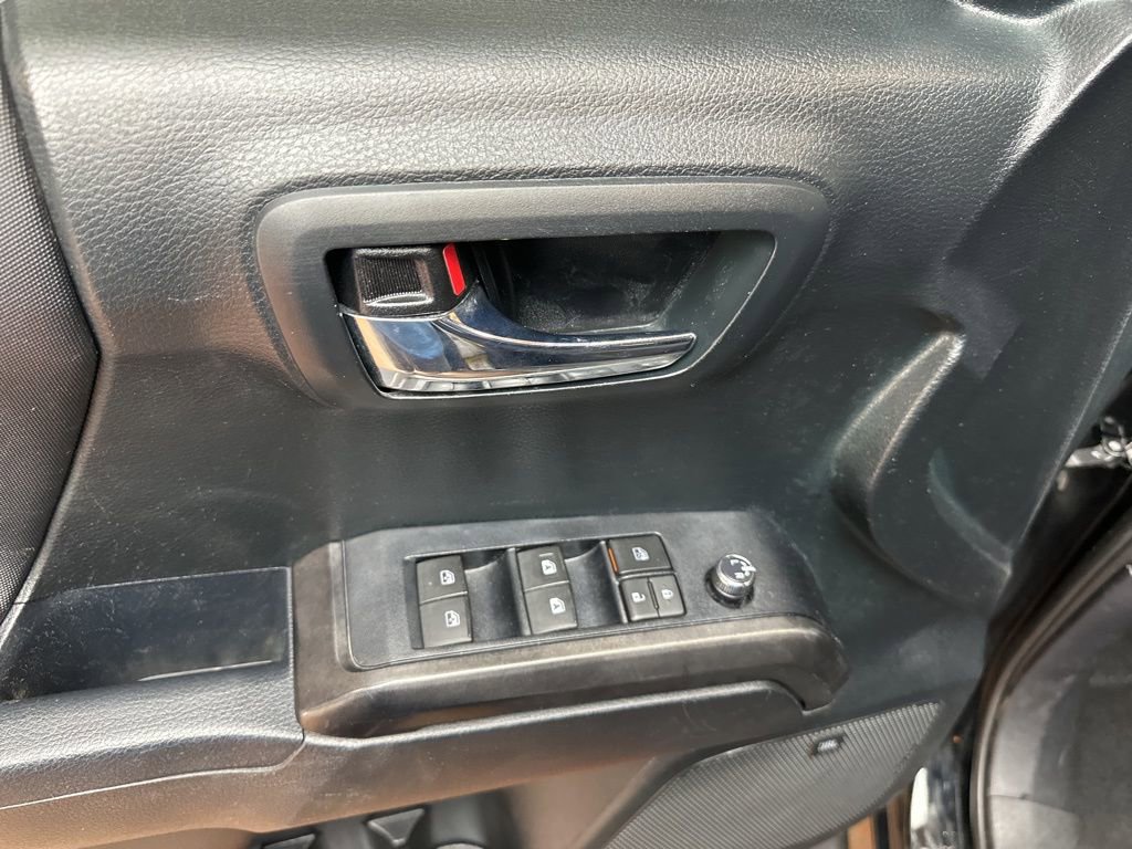 Used 2017 Toyota Tacoma TRD Off-Road image 21