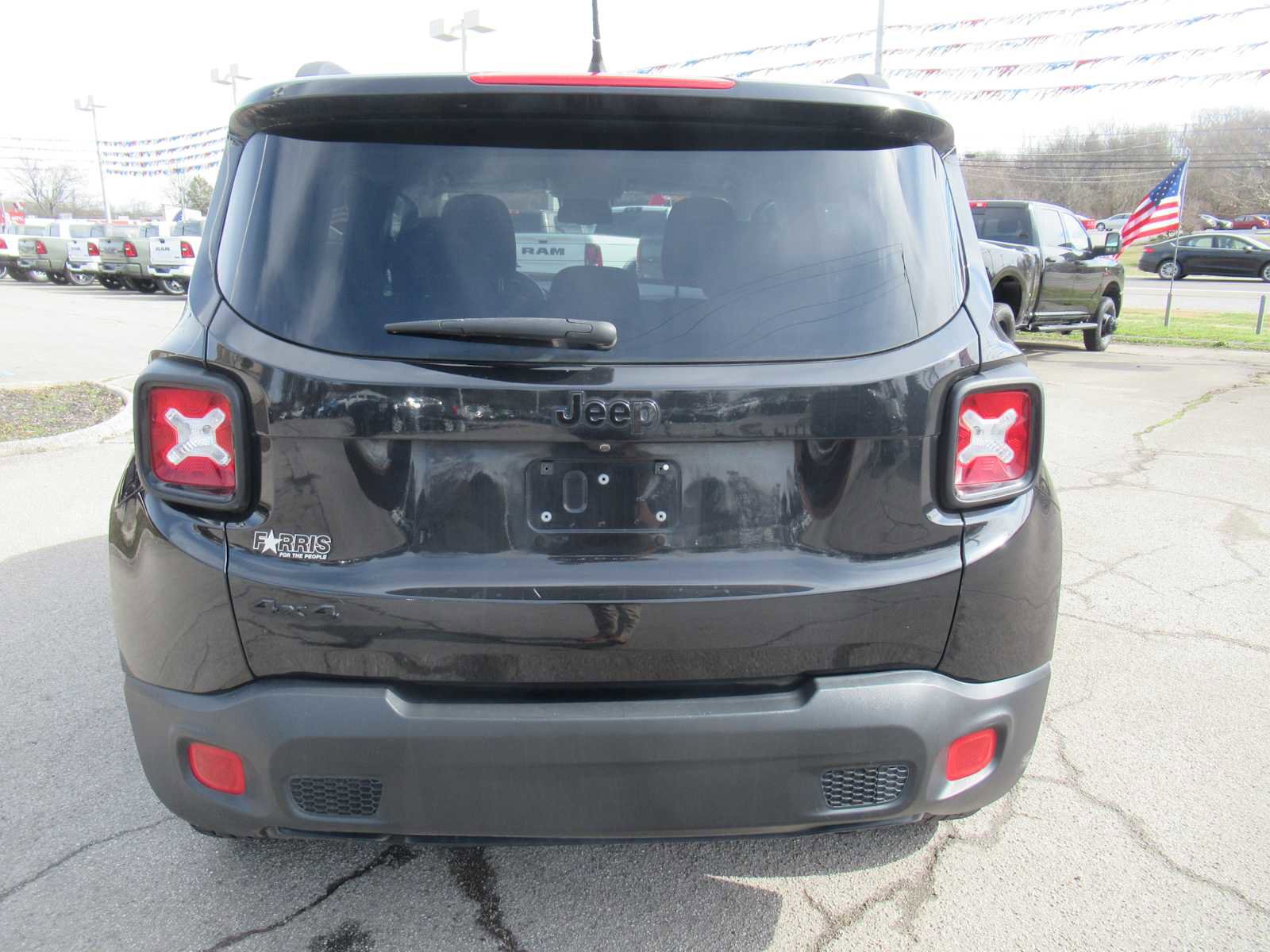Used 2016 Jeep Renegade Latitude image 4
