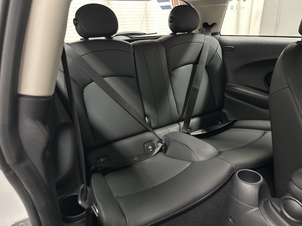 Used 2023 MINI Cooper 2-Door Hardtop image 32