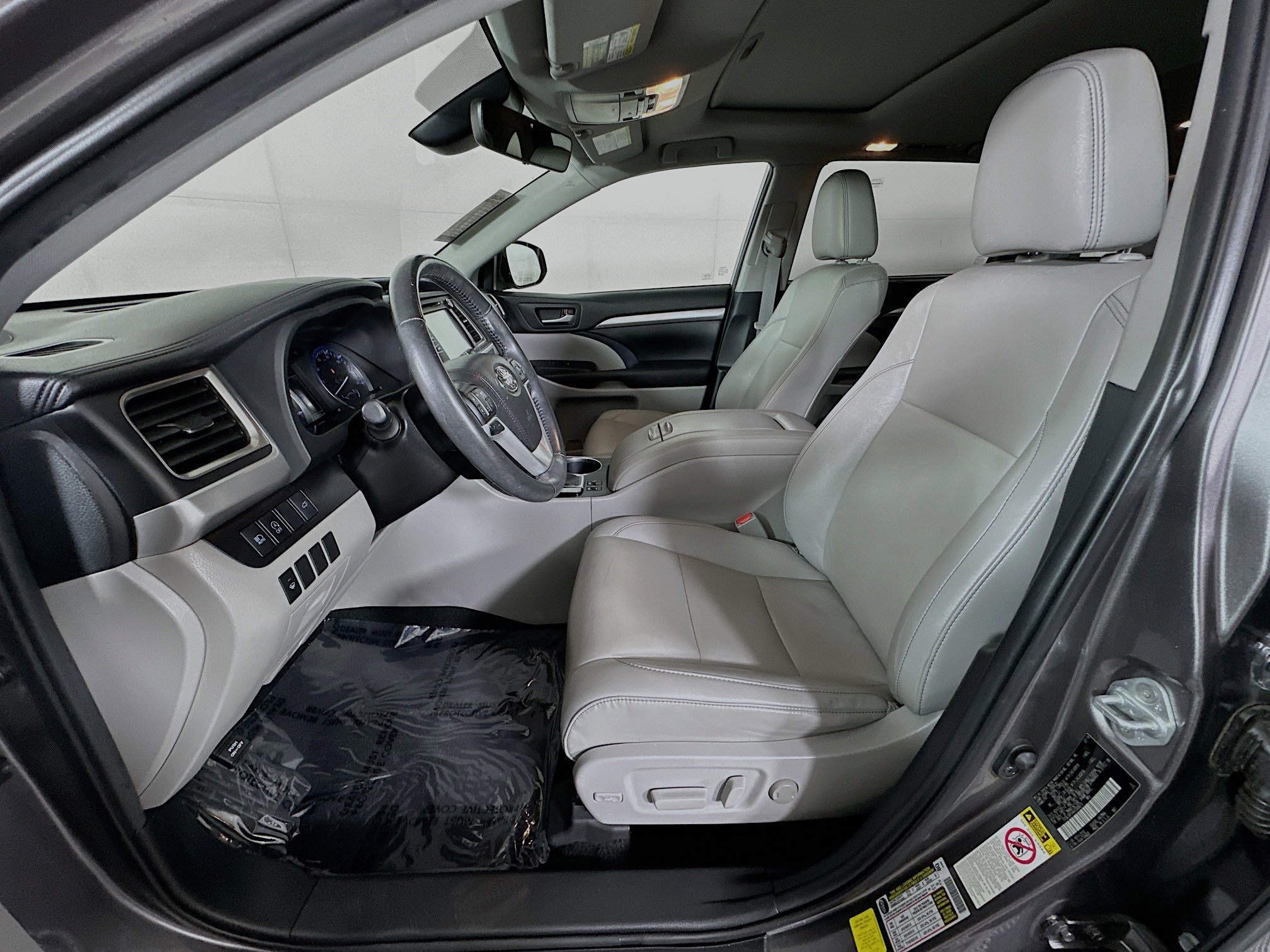 Used 2019 Toyota Highlander XLE FWD image 12