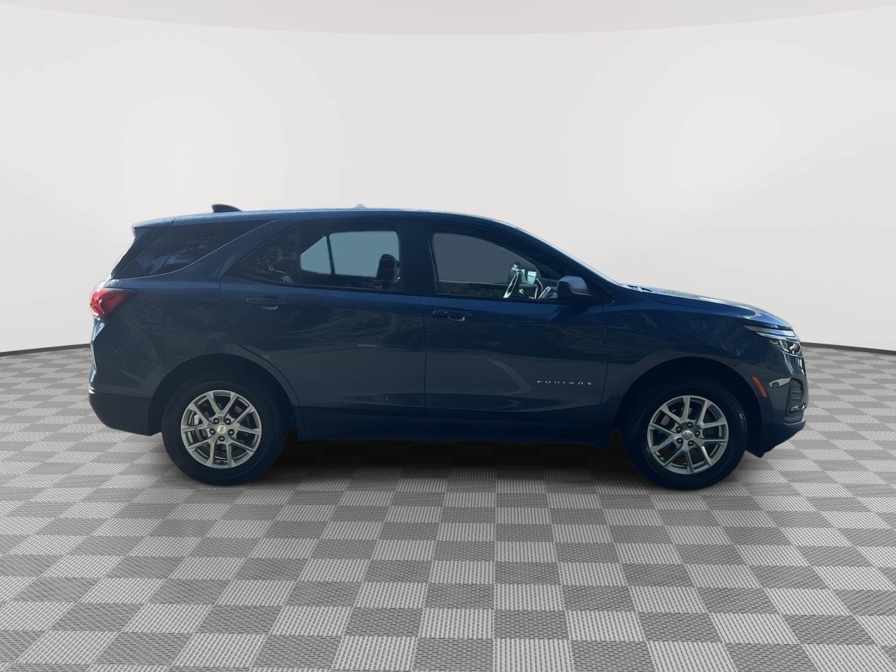 Used 2024 Chevrolet Equinox LS w/ Driver Confidence II Package AWD/4WD image 4