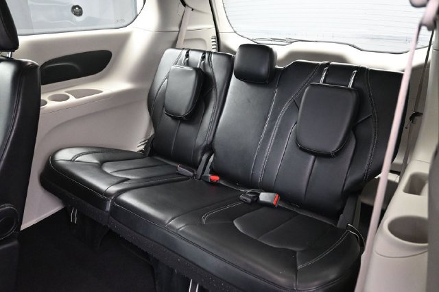 Used 2024 Chrysler Pacifica Touring-L FWD image 6