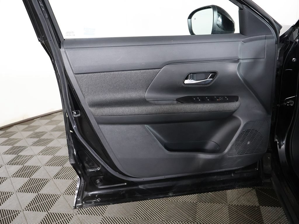 Used 2025 Nissan Kicks SV AWD/4WD image 21